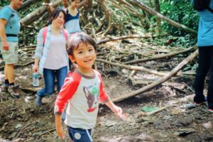 マノアの滝ハイキングツアーは小さい子供も参加できますか?